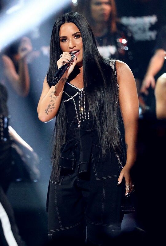 Demi Lovato performs "Sorry Not Sorry" at the American Music Awards. Choreography by Dani Vitale.