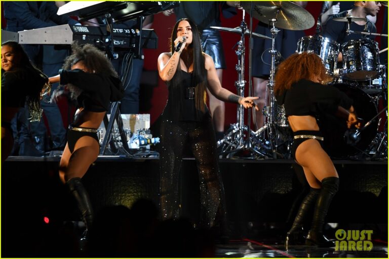 Demi Lovato performs "Sorry Not Sorry" at the European Music Awards. Choreography by Dani Vitale.